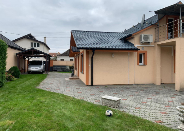 *NOVINKA* RD v Banke s pozemkom 728 m2 + 2izb. byt so samostatným vstupom