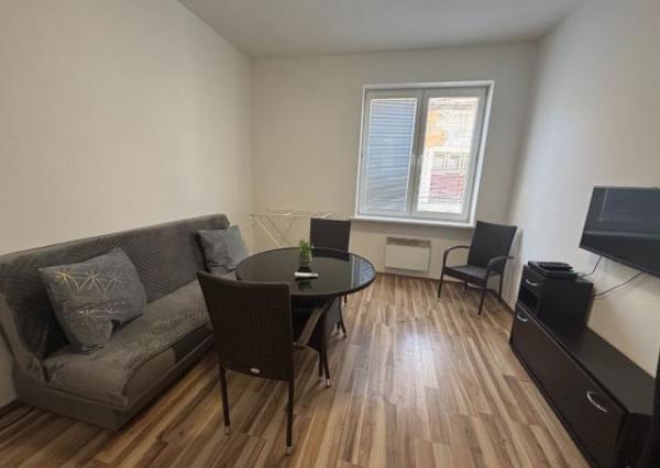 Ubytovanie priamo v centre Piešťan - samostatný 4-izbový byt v RD