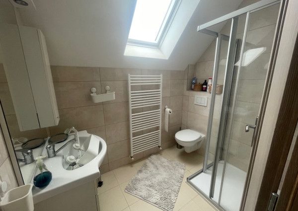 Na prenájom 2-izbový byt v dome takmer v centre, Piešťany