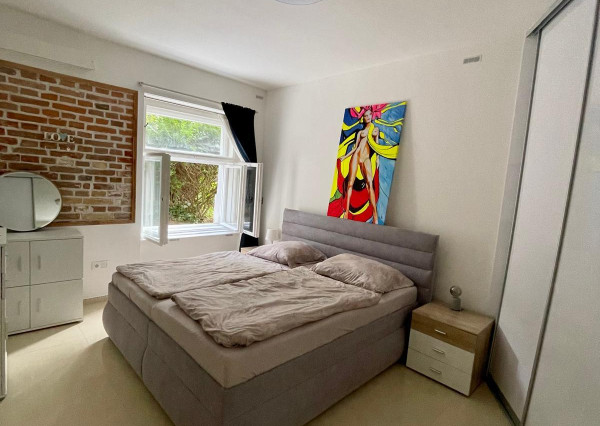 Moderný 3-izbák s predzáhradkou - bývanie s noblesou v srdci Starého Mesta