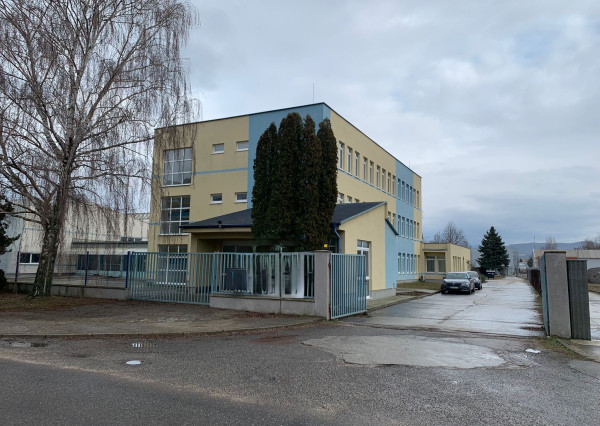 *Na prenájom* hala 1550 m2 na výrobu, strojárstvo alebo ako skladový priestor
