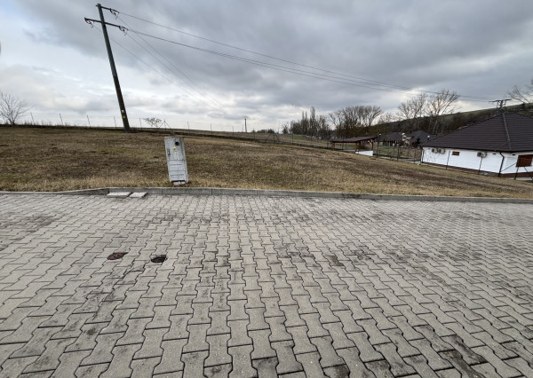 Slnečné stavebné pozemky pri vodnej nádrži Čerenec – súkromie, príroda a platné stavebné povolenie