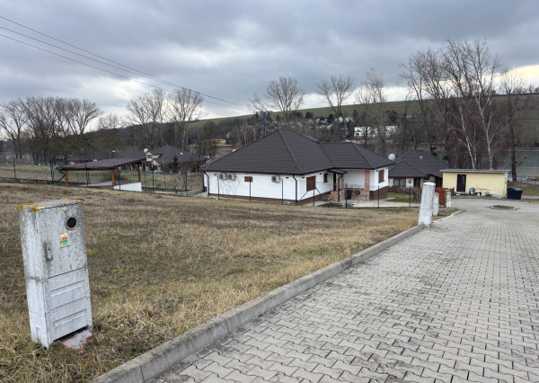 Slnečné stavebné pozemky pri vodnej nádrži Čerenec – súkromie, príroda a platné stavebné povolenie