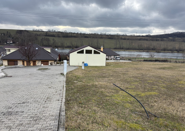 Slnečné stavebné pozemky pri vodnej nádrži Čerenec – súkromie, príroda a platné stavebné povolenie