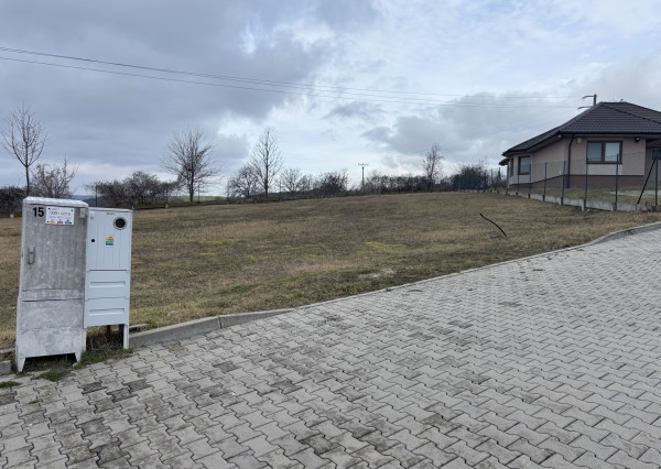 Slnečné stavebné pozemky pri vodnej nádrži Čerenec – súkromie, príroda a platné stavebné povolenie