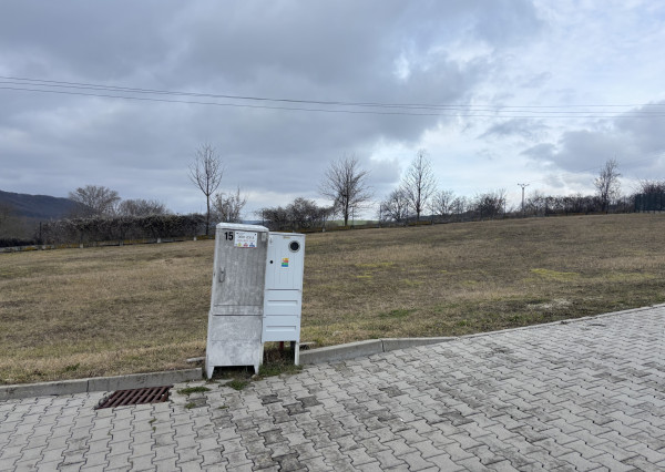 Slnečné stavebné pozemky pri vodnej nádrži Čerenec – súkromie, príroda a platné stavebné povolenie