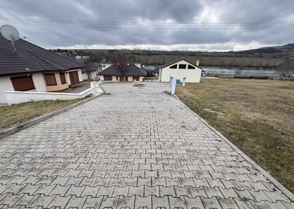 Slnečné stavebné pozemky pri vodnej nádrži Čerenec – súkromie, príroda a platné stavebné povolenie