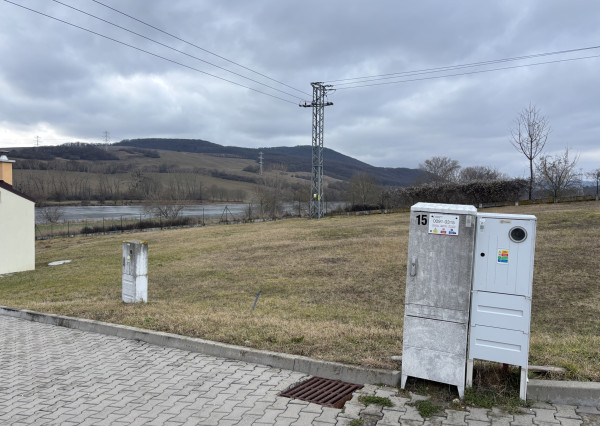 Slnečné stavebné pozemky pri vodnej nádrži Čerenec – súkromie, príroda a platné stavebné povolenie