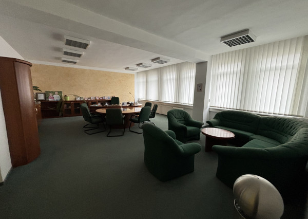 *Na prenájom* moderné kancelárske priestory, celé podlažie 335 m² v Piešťanoch