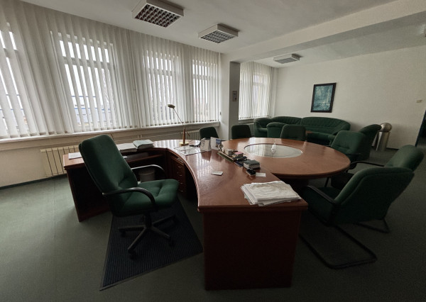*Na prenájom* moderné kancelárske priestory, celé podlažie 335 m² v Piešťanoch