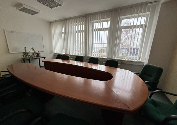 *Na prenájom* moderné kancelárske priestory, celé podlažie 335 m² v Piešťanoch