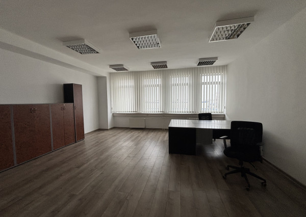 *Na prenájom* moderné kancelárske priestory, celé podlažie 335 m² v Piešťanoch