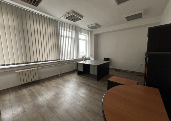 *Na prenájom* moderné kancelárske priestory, celé podlažie 335 m² v Piešťanoch