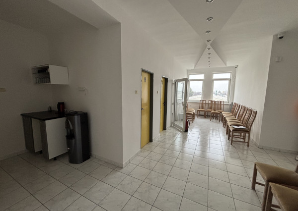 *Na prenájom* moderné kancelárske priestory, celé podlažie 335 m² v Piešťanoch