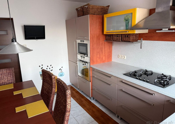 Predám útulný 3‑izbový byt s krásnym výhľadom – Považská Bystrica, sídlisko Rozkvet