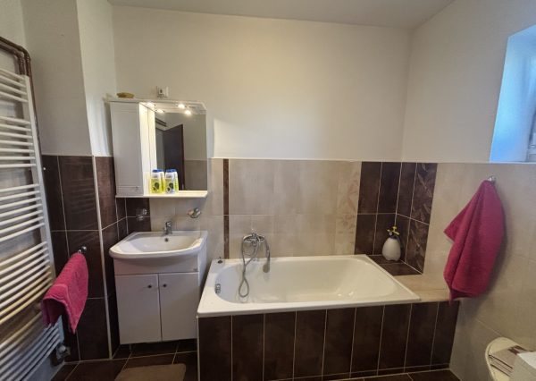 Štýlové bývanie v prestížnej časti Topoľčian - veľký pozemok, tichá ulica a výborný stav