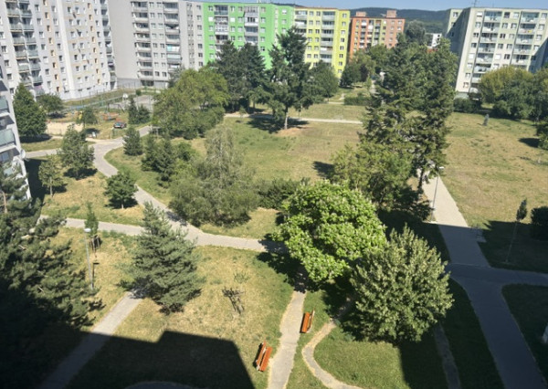 Svetlý 3-izbový byt s loggiou a súkromím - vhodný pre rodinu aj pár