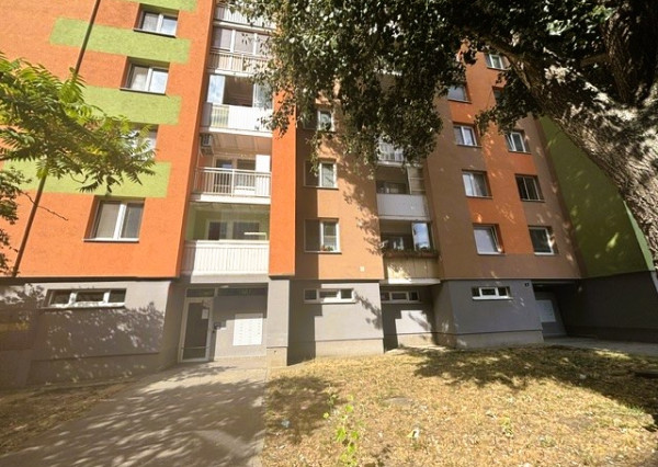Priestranný 2-izbový byt s loggiou - okamžité bývanie alebo výborná investícia