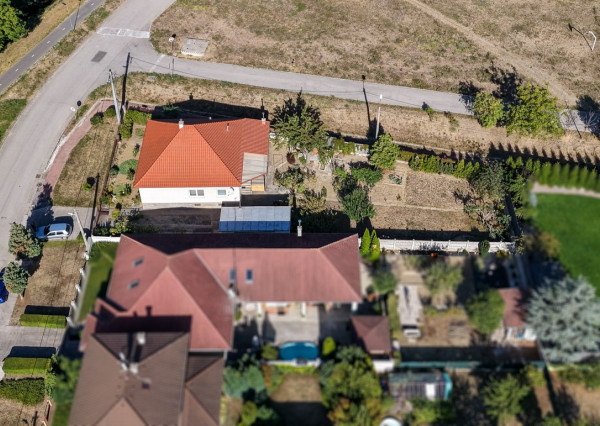 Rodinný dom s garážou, ideálnym pozemkom a potenciálom podkrovia