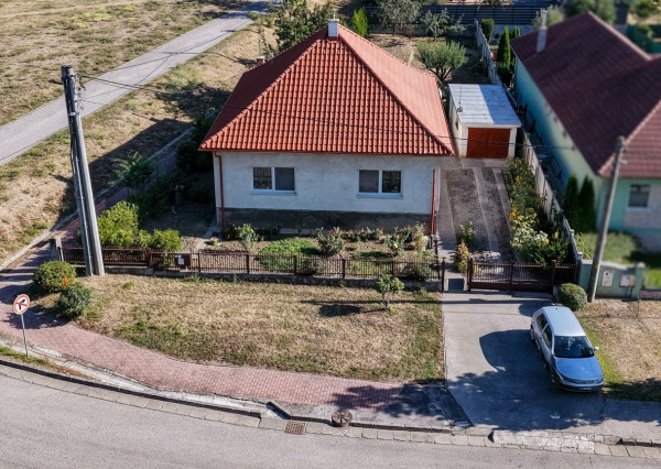 Rodinný dom s garážou, ideálnym pozemkom a potenciálom podkrovia