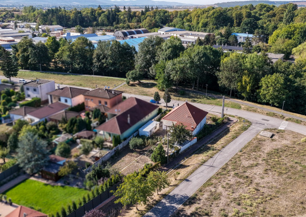 Rodinný dom s garážou, ideálnym pozemkom a potenciálom podkrovia
