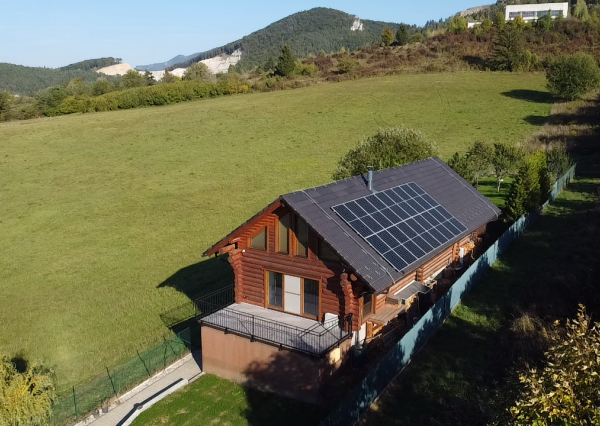 Moderný ZRUB s veľkorysým pozemkom a 10 kW fotovoltikou – len 8 minút od Žiliny (Stráňavy)