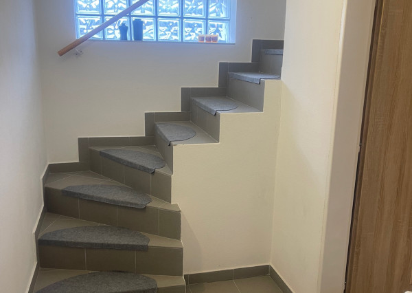 Na prenájom 2-izbový byt v dome takmer v centre, Piešťany