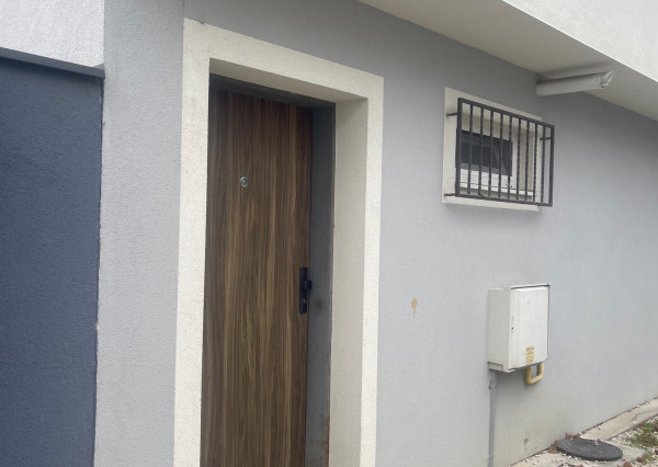 Na prenájom 2-izbový byt v dome takmer v centre, Piešťany