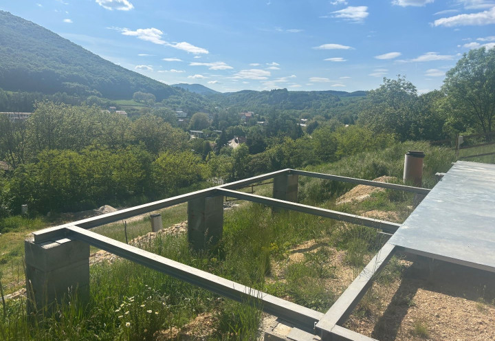 Nová cena, nová šanca: pozemok s povolením, sieťami a krásnym výhľadom