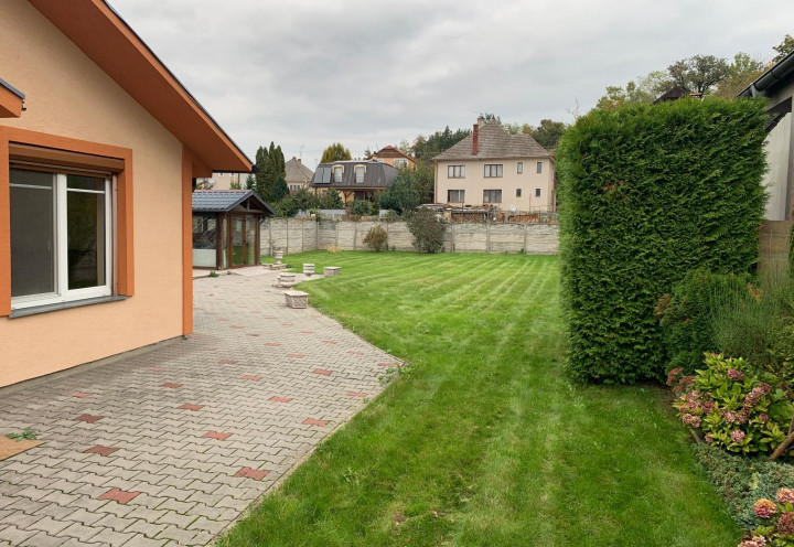 *NOVINKA* RD v Banke s pozemkom 728 m2 + 2izb. byt so samostatným vstupom