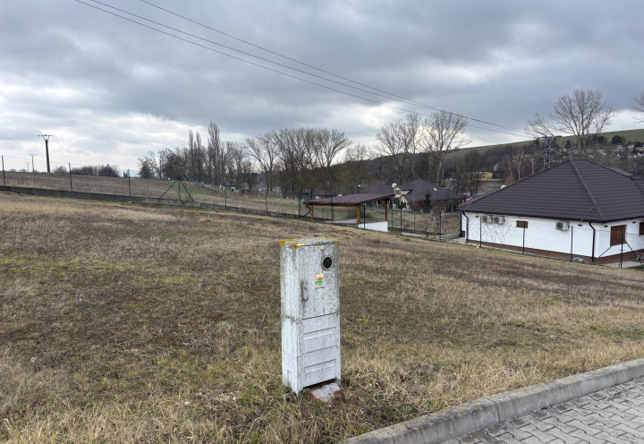 Slnečné stavebné pozemky pri vodnej nádrži Čerenec – súkromie, príroda a platné stavebné povolenie