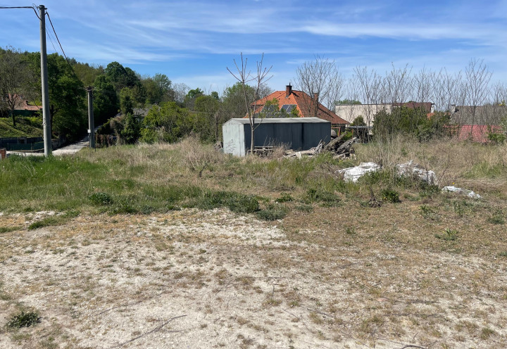 Stavebný pozemok 2137m² - radovka či samostatný dom? Modrovka