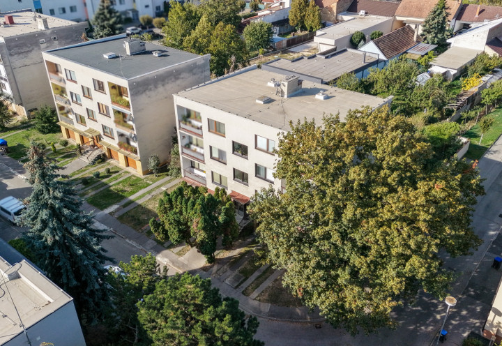 Veľký 3-izbový byt s loggiou, balkónom, garážou a záhradkou