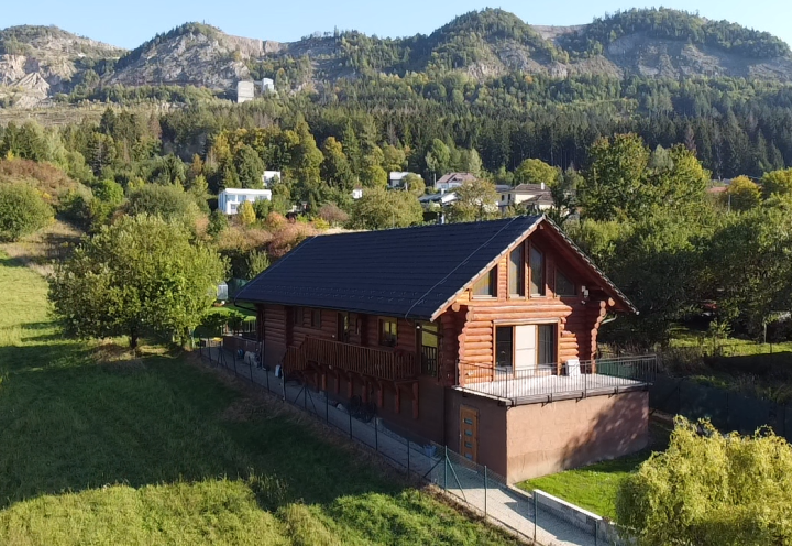 Moderný ZRUB s veľkorysým pozemkom a 10 kW fotovoltikou – len 8 minút od Žiliny (Stráňavy)