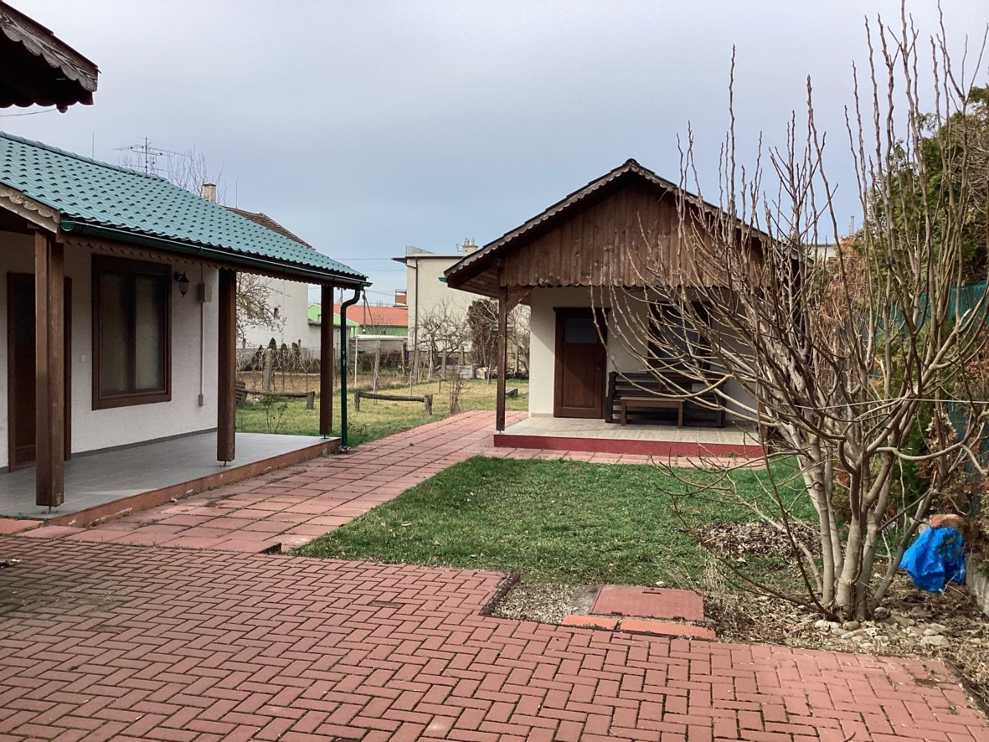 *VÝHODNÁ CENA* 4-izbový tehlový RD s krásnym pozemkom