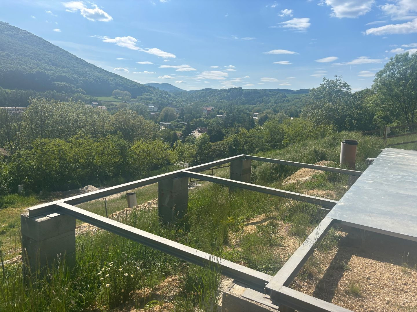 Nová cena, nová šanca: pozemok s povolením, sieťami a krásnym výhľadom