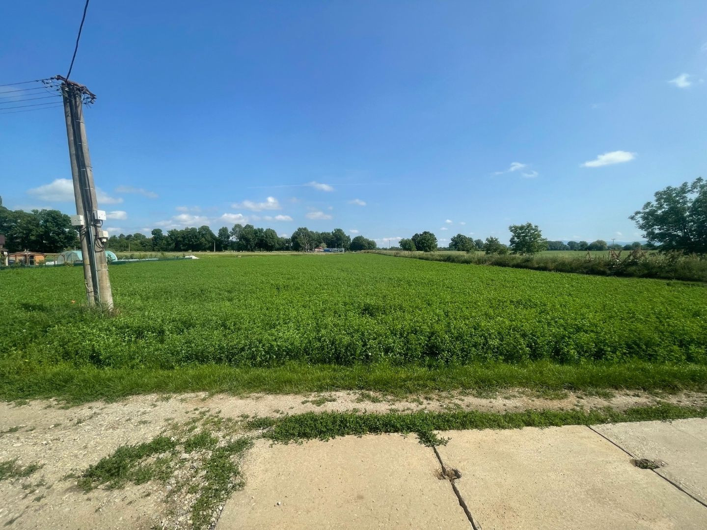 Stavebný pozemok 750m2 na okraji obce, VESELÉ pri Piešťanoch