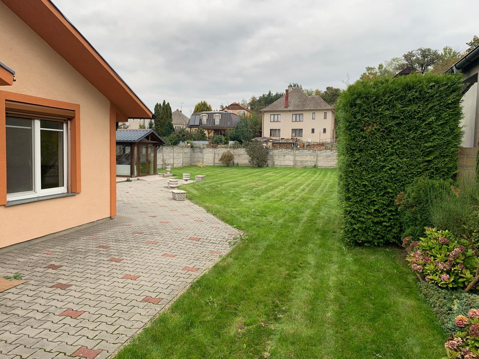 *NOVINKA* RD v Banke s pozemkom 728 m2 + 2izb. byt so samostatným vstupom