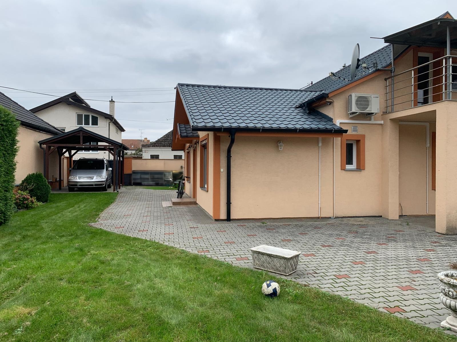 *NOVINKA* zariadený RD v Banke s terasou, altánkom a samostatným vstupom na poschodie