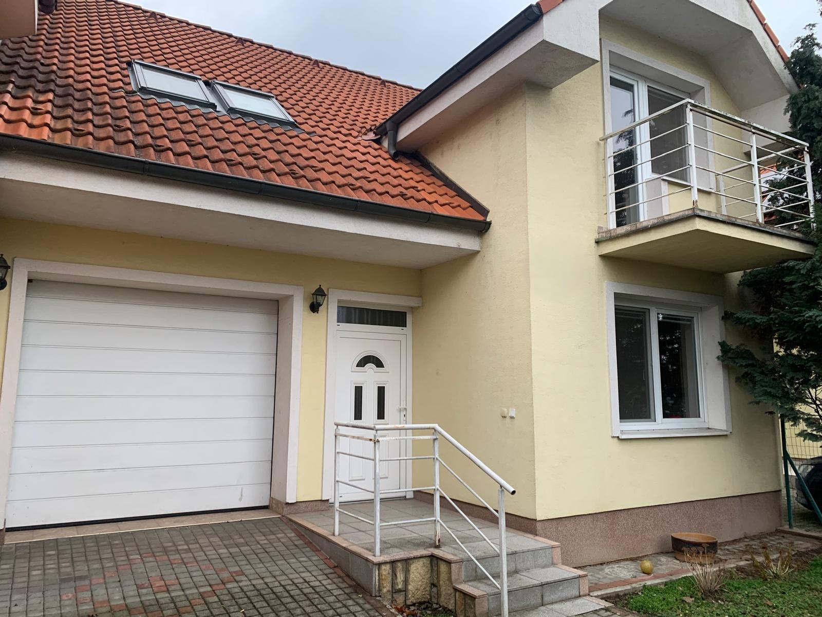 Rodinný dom Piešťany, Pod Párovcami – 4 izby, záhrada, výťah a garáž