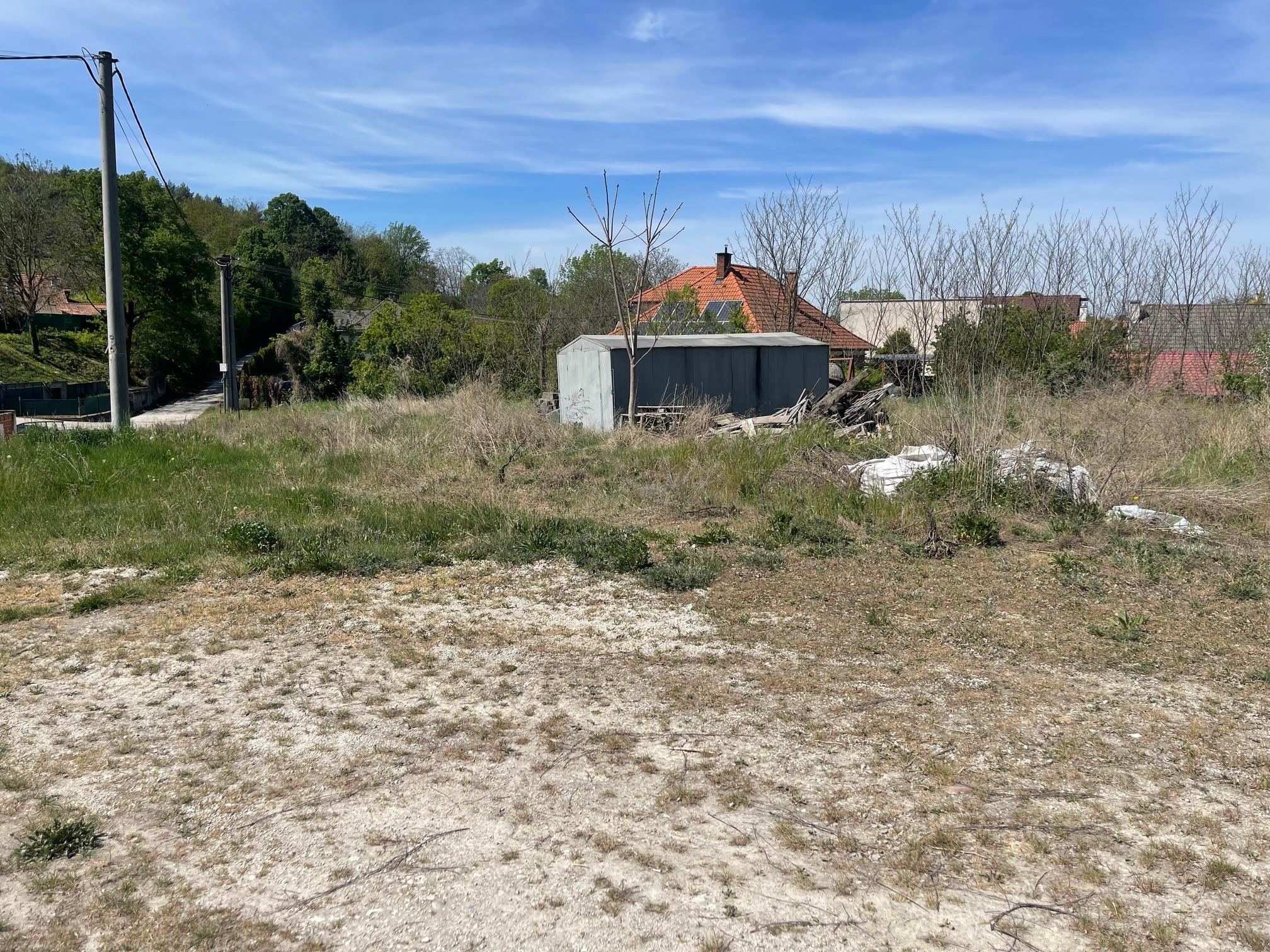 Stavebný pozemok 2137m² - radovka či samostatný dom? Modrovka