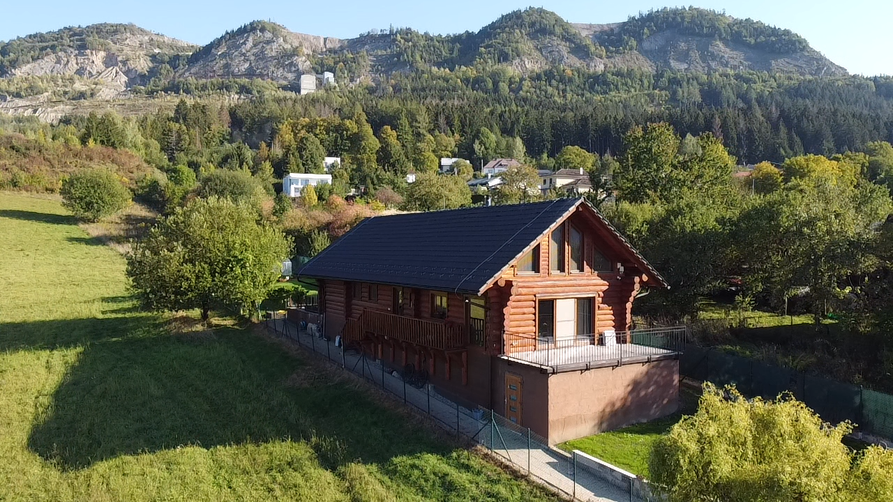 Moderný ZRUB s veľkorysým pozemkom a 10 kW fotovoltikou – len 8 minút od Žiliny (Stráňavy)